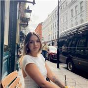 Chica joven, que ha cuidado ya de niños antes y tiene buena mano con ellos.